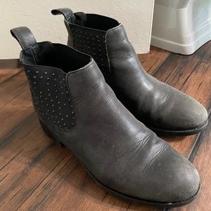 Leather ankle boots us7